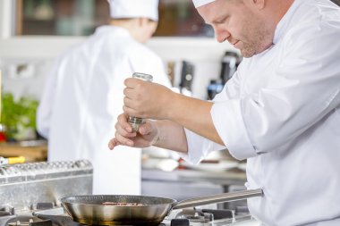 Şef biber biftek mutfakta ekleme