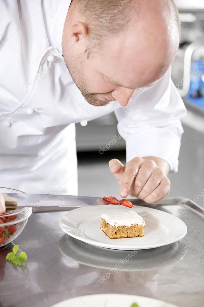 Chef Decore Gateau Dessert A La Fraise Dans La Cuisine Image Libre De Droit Par Kjekol C