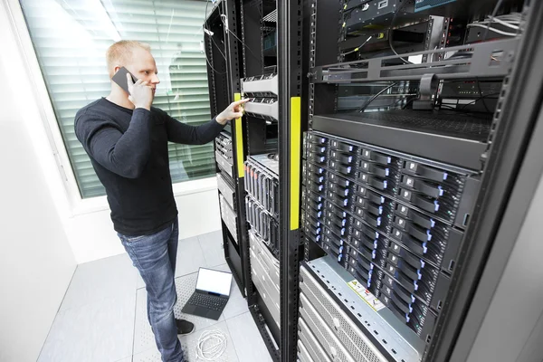 Problem solving IT consultant in datacenter — Stock Photo, Image