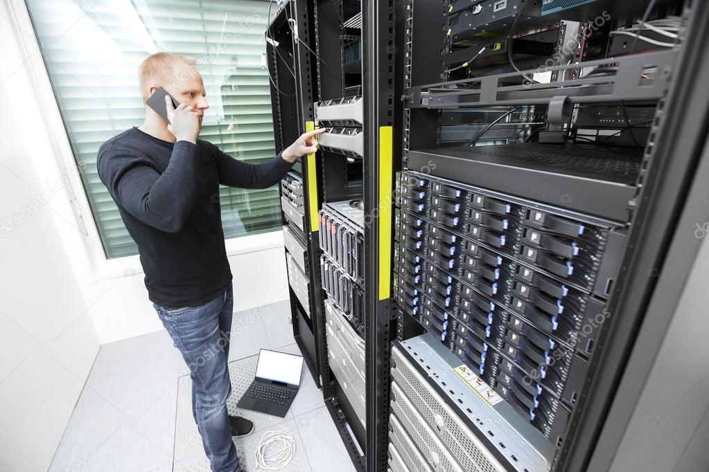 Problem solving IT consultant in datacenter