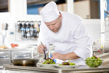 Biftek yemek gurme restoranda Şef hazırlar
