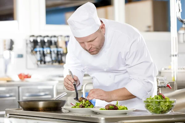 Chef prepara plato de bistec en restaurante gourmet — Foto de Stock