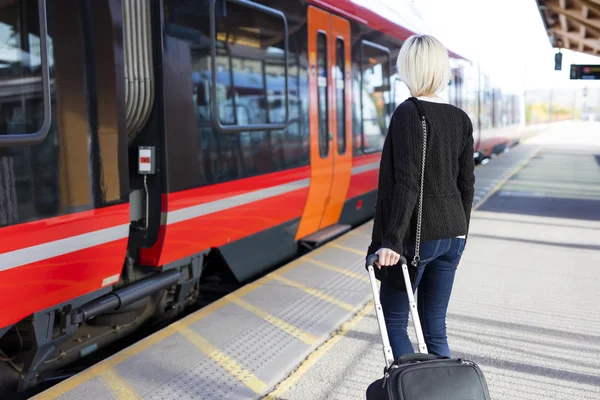 Ung kvinna på en utomhus tåg terminal — Stockfoto