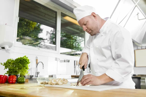 Chef profesional preparando verduras en cocina grande —  Fotos de Stock