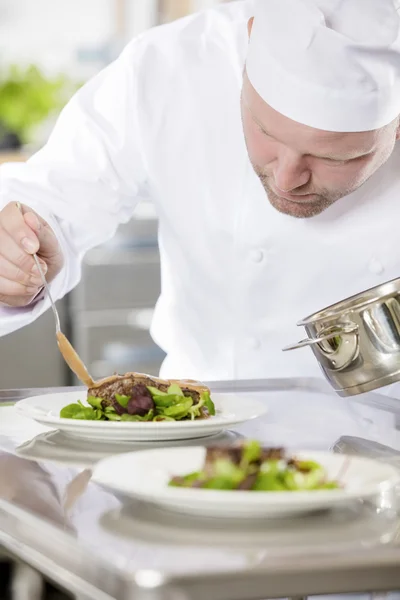 Chef profissional preparar prato de carne no restaurante — Fotografia de Stock