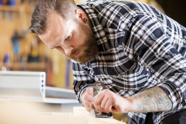 Bir marangoz atölyesinde ahşap tahta uçakta ile çalışma