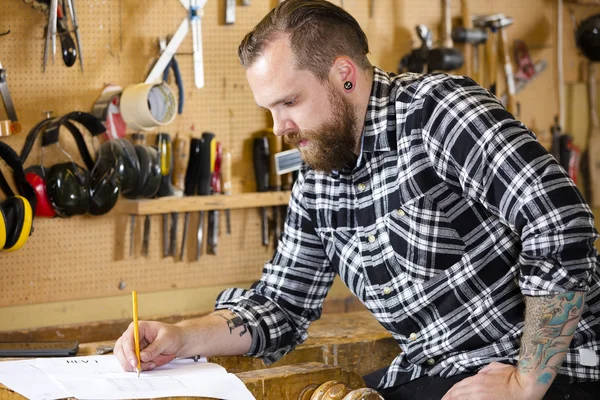 Carpentiere progetta nuovi lavori in officina — Foto Stock