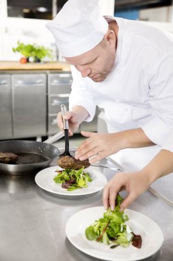 Profesyonel chef restoranda biftek yemek hazırlamak