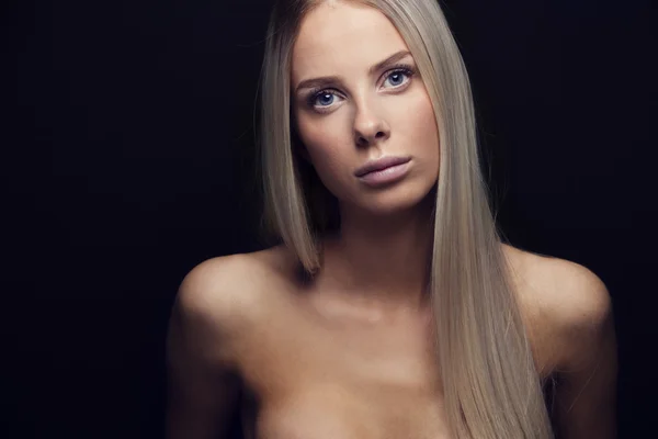 Porträtt av en vacker ung kvinna med blont hår — Stockfoto