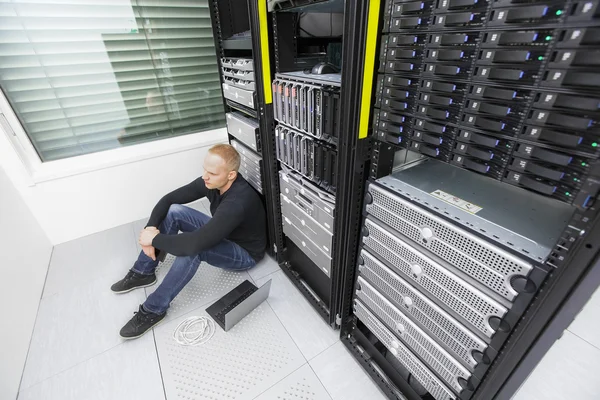 IT consultant in datacenter with tough problems — Stock Photo, Image