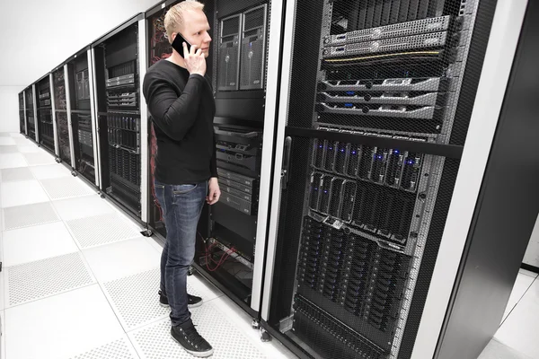 Je konzultant pracuje v rozlehlých datacenter — Stock fotografie