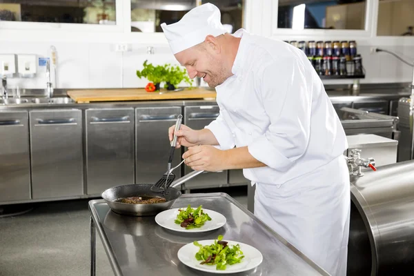 Ler kocken förbereder biff maträtt på restaurang — Stockfoto
