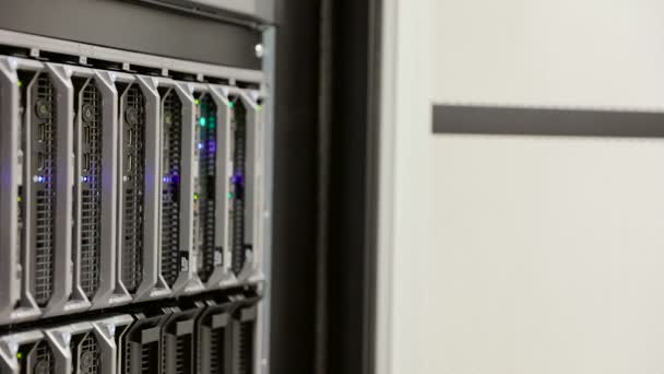 Consulente IT rimuove blade server nel datacenter — Video Stock