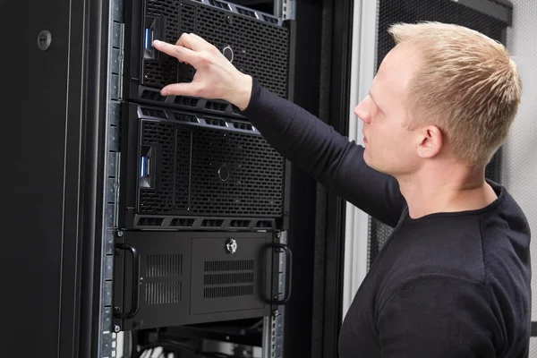 Het consultant werken met servers in het datacenter — Stockfoto