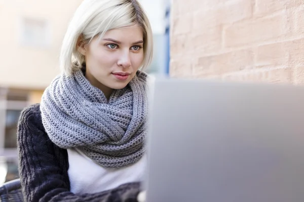 Konzentrierte Frau arbeitet mit Laptop im Café — Stockfoto