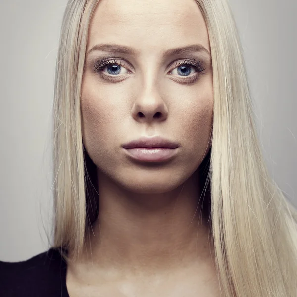 Close-up de uma jovem mulher com cabelo loiro — Fotografia de Stock