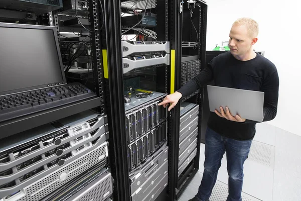 Consultor monitora servidores blade em datacenter — Fotografia de Stock