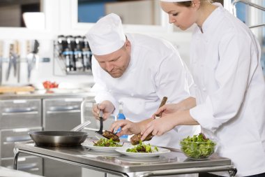 Profesyonel şefler Restaurant biftek yemek hazırlamak