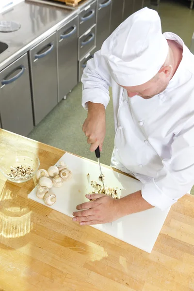 Chef profesional preparando setas en cocina grande —  Fotos de Stock