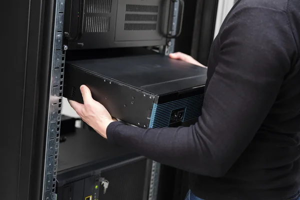 Het consultant installeren netwerkrouter in datacenter — Stockfoto