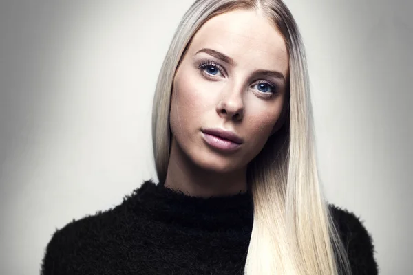 Porträt einer jungen blonden Frau mit haariger Jacke — Stockfoto