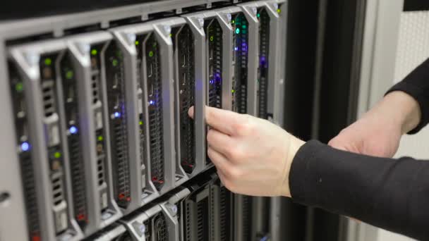 Techniker ersetzen Festplatte am Blade Server im Rechenzentrum — Stockvideo