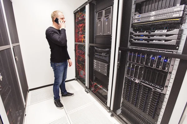 It consultant work in large datacenter — Stock Photo, Image