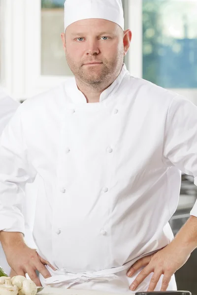 Retrato de chef confiado en cocina grande —  Fotos de Stock