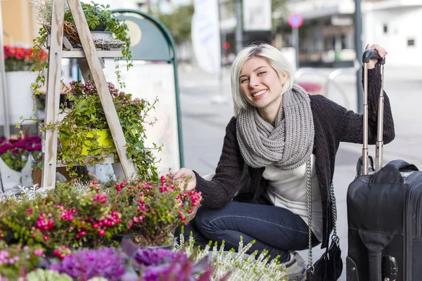 Şehirde kadın alışveriş çiçek gülümseyen — Stok fotoğraf