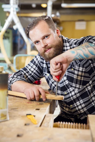 Sonriente artesano limas de madera guitarra cuello en taller — Foto de Stock