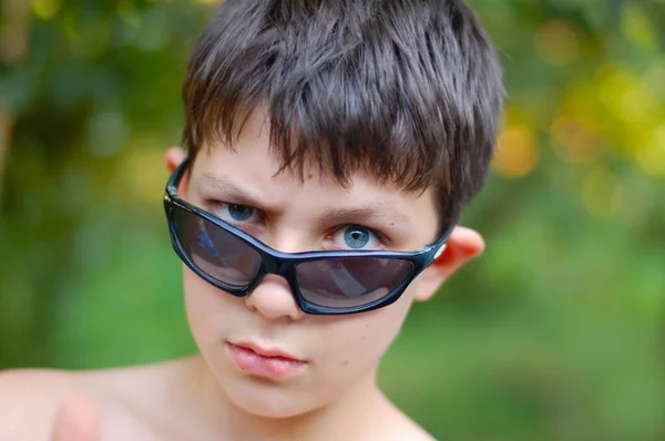 Młody Chłopiec Niebieskich Okularach Śmiejącą Się Twarzą Spacerujący Latem Ogrodzie — Zdjęcie stockowe
