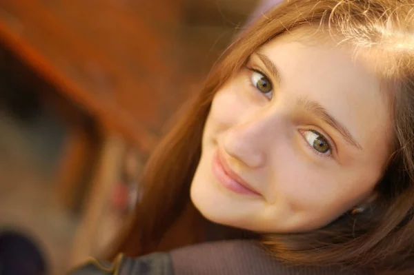 Портрет Молодой Красивой Девушки Сидящей Парке Скамейке Закате Улыбается — стоковое фото