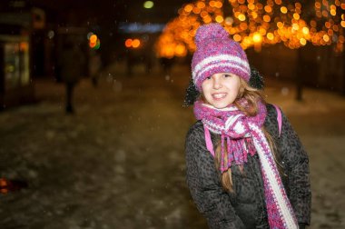 Kar yağışı sırasında genç bir kız bir gece şehrinde dinleniyor. Babasıyla eğleniyor.