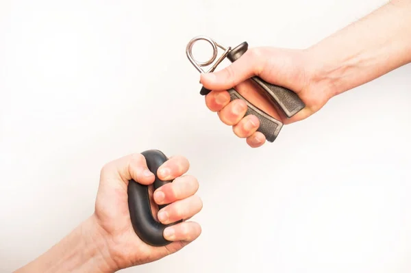 Mãos Dois Homens Com Expansor Mão Ferramenta Reforço Aperto Mão — Fotografia de Stock