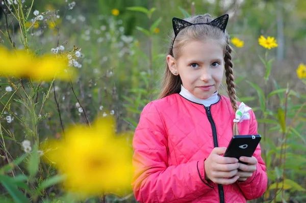 Молодая Девушка Изумленным Лицом Гуляет Парку Телефоном Руках Хочет Позвонить — стоковое фото
