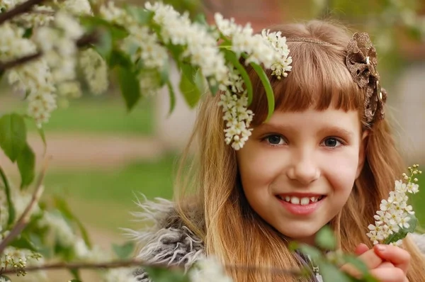 Rapariga Caminha Primavera Perto Uma Árvore Que Floresce Com Flores — Fotografia de Stock