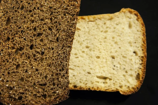 Кусочки Черно Белого Хлеба Черном Фоне Сравнение Преимуществ Черного Белого — стоковое фото