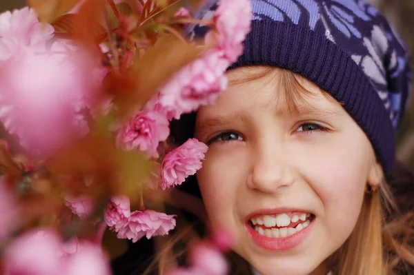 Портрет Девушки Теплой Шляпе Холодной Весне Розовых Цветах Дерева Нетерпением — стоковое фото