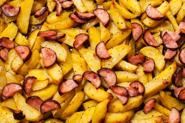 Patatas Horno Con Salchichas Ahumadas Cocinadas Casa Una Comida Deliciosa — Foto de Stock