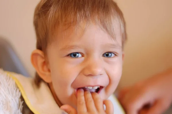 Mały Chłopiec Siedzi Foteliku Dla Dzieci Żeby Się Pożywić Uśmiechnąć — Zdjęcie stockowe