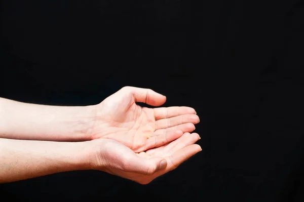 Две Руки Держать Черном Фоне Горизонтально Место Текста — стоковое фото