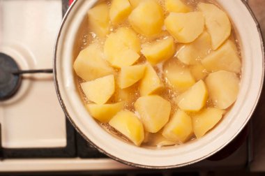 Patatesler evdeki patates püresinin içinde pişiriliyor.