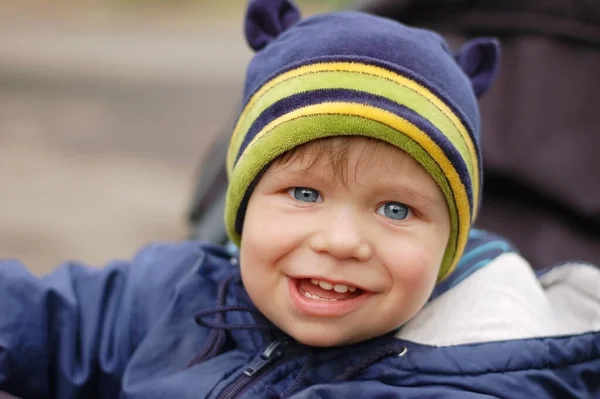 Wesoły Chłopczyk Spacerze Wiosną Siedzi Wózku Dziecięcym Uśmiecha Się Jest — Zdjęcie stockowe