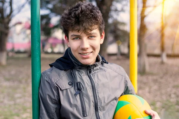 Niño Buen Espíritu Sonríe Relaja Con Una Pelota Voleibol Sus —  Fotos de Stock