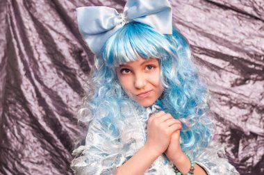 Malvina 'nın mavi karnaval kostümü giymiş sevimli genç bir kız. Okul karnavalına katılacakmış.