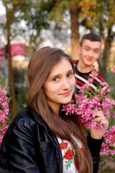 Vacker Tjej Med Långt Ljust Hår Broderad Ukrainsk Skjorta Går — Stockfoto