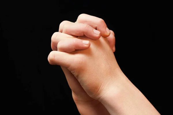 Ręce Dzieci Trzymają Się Modlitwie Czarnym Tle Modlitwa Boga Czarne — Zdjęcie stockowe