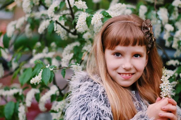 Весенний Портрет Молодой Девушки Длинными Волосами Фоне Кустарников Цветущих Белыми — стоковое фото