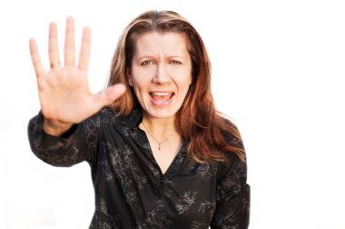 Kadın elini öne çekti ve beyaz arka plana bağırdı. Şiddete karşı. O, siyah bir gömlek giydi. İzole edilmiş