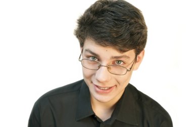 Siyah gömlekli, beyaz arka planda, gözlüklü, daha iyi gören iyi bir adam. Diş telleri dişlerinde görünüyor. Gülümsüyor. İzole edilmiş